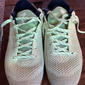 Kobe Bryant Ghost of Christmas pass shoes (preowned)